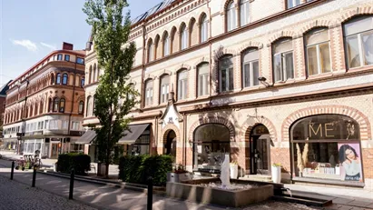 Butikslokal 110m2 med drömläge i historisk fastighet – möjligheternas plats! Butikslokal 110m2 med drömläge i historisk fastighet – möjligheternas plats!